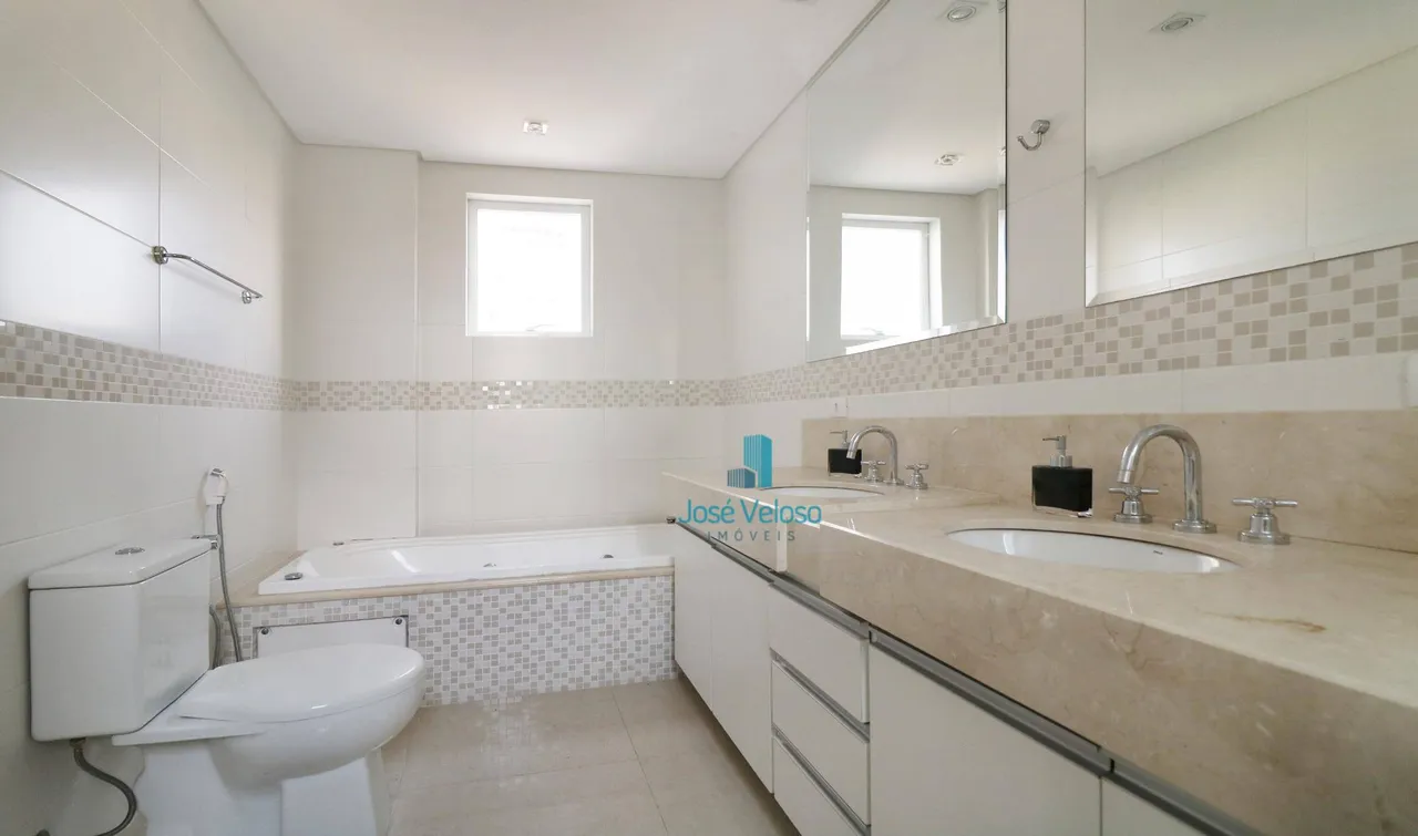 Modern 4-bedroom apartment with open-plan kitchen — photo 21