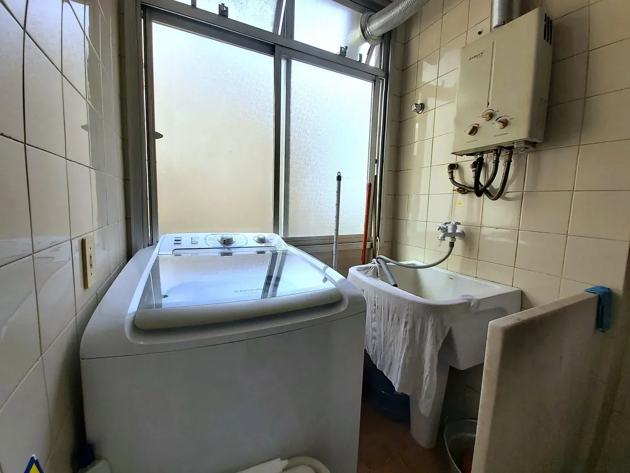 One-bedroom apartment in a building with a gym — photo 4