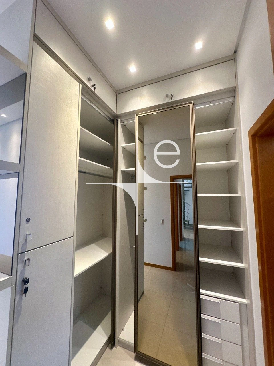 Walk-in closet in a 2-bedroom apartment, 98 m² — photo 6