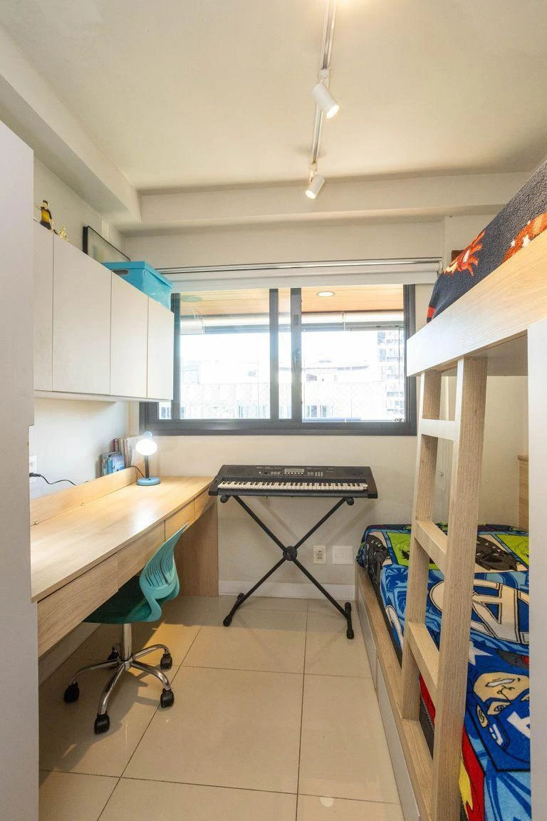 Furnished apartment, 87 m², with a glass-enclosed balcony — photo 8