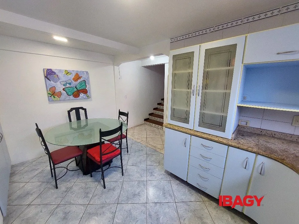 3-bedroom house with gas stove kitchen and fitted cabinets — photo 4