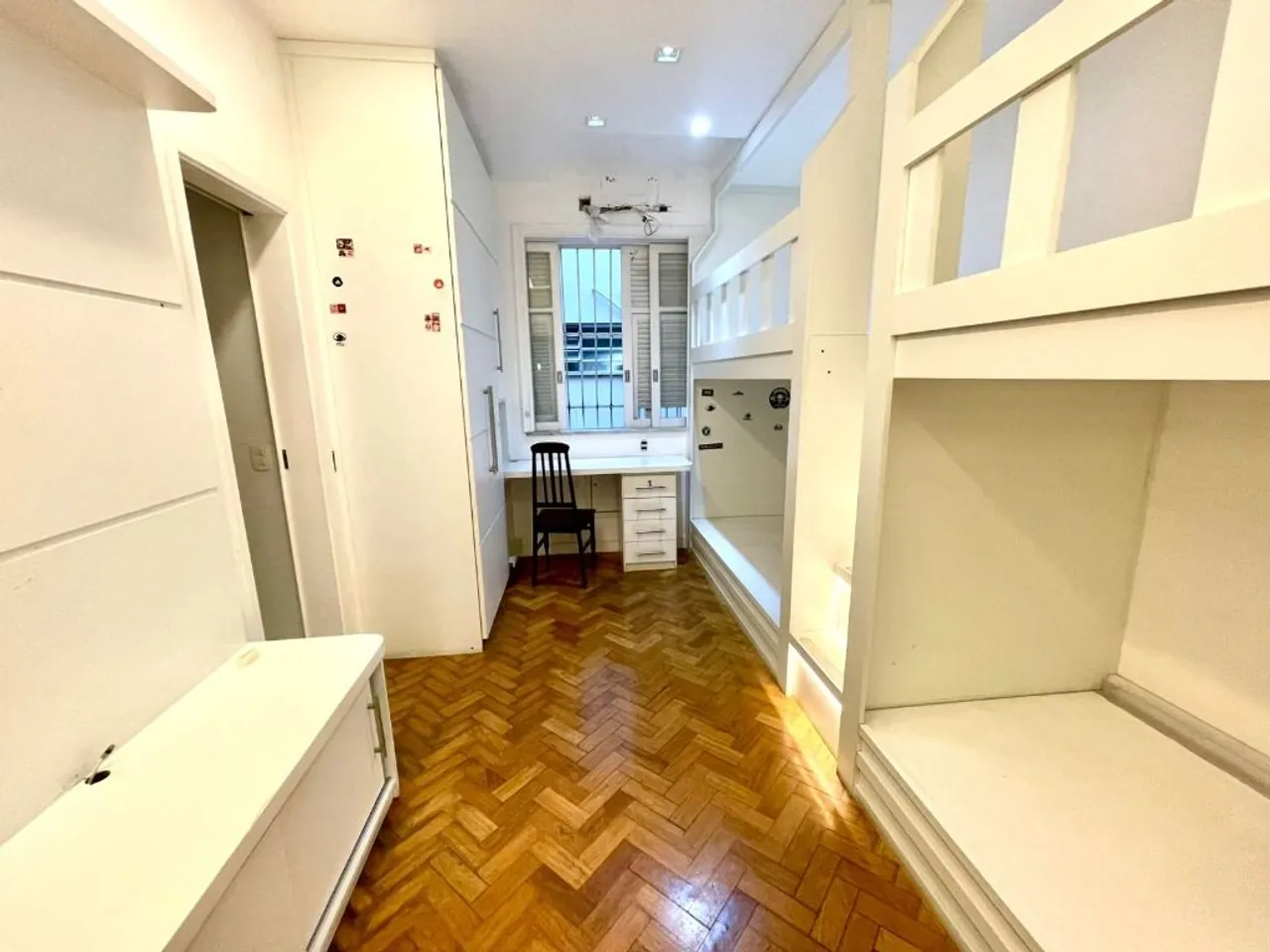 4-bedroom apartment with 300 m² and separate kitchen — photo 11