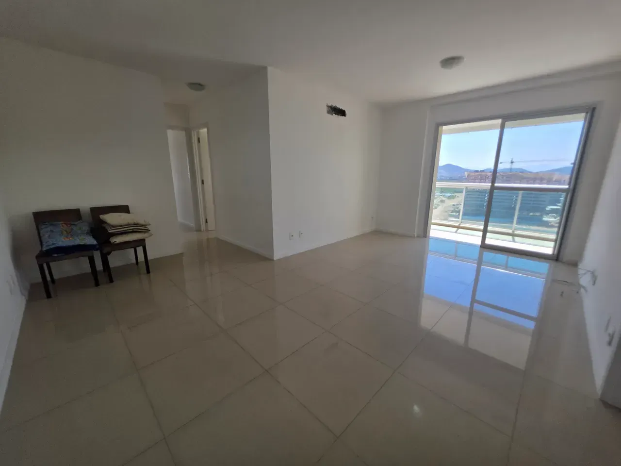 Floor-to-ceiling windows in a 2-bedroom apartment, 90 m²