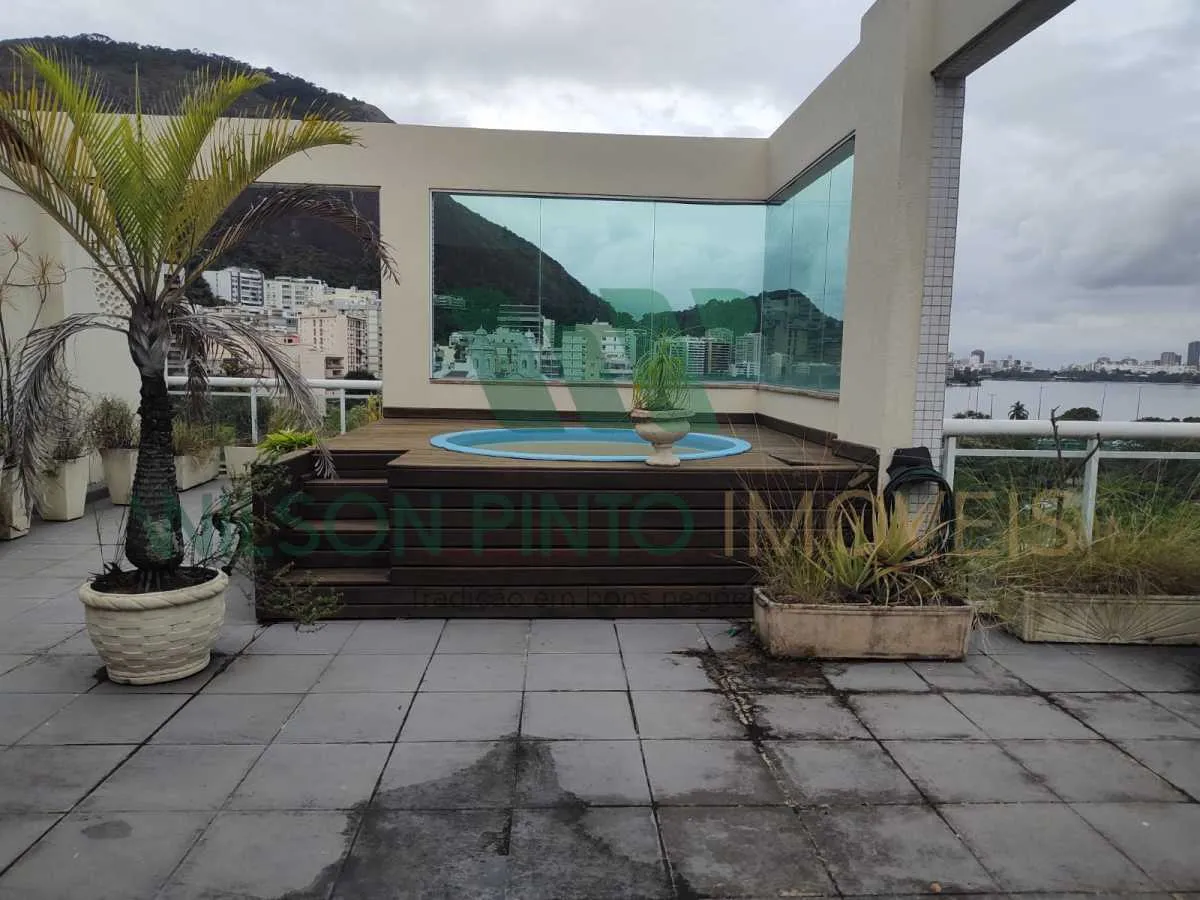 Balcony with a grill in a 2-bedroom apartment, 172 m² — photo 6