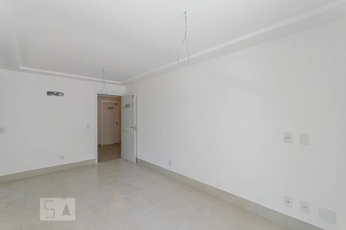 Balcony with a grill in a 2-bedroom apartment, 60 m² — photo 16
