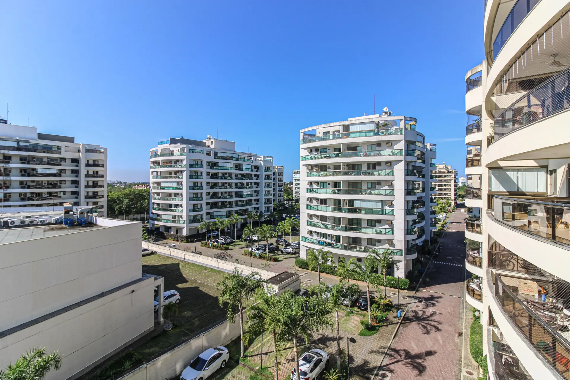 Glass-enclosed balcony in a 3-bedroom apartment, 96 m² — photo 64