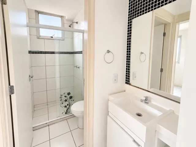 2-bedroom apartment in a building with a gym — photo 8