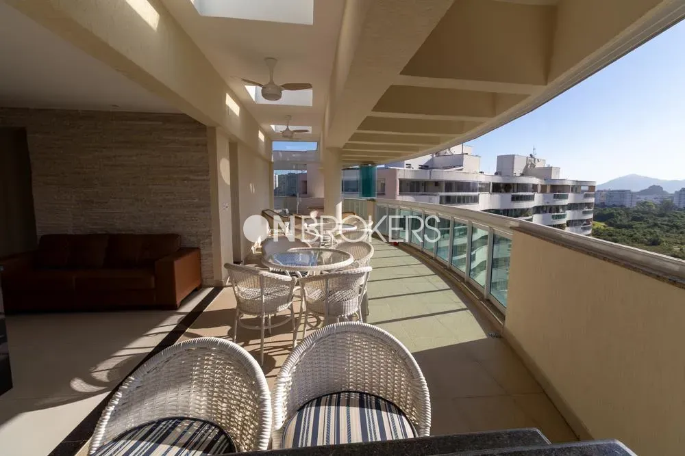 4-bedroom apartment in a building with a gym — photo 21