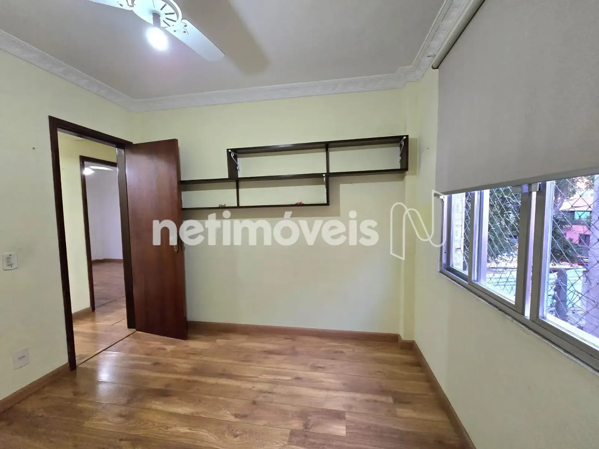 3-bedroom apartment with wood or laminate floors — photo 3