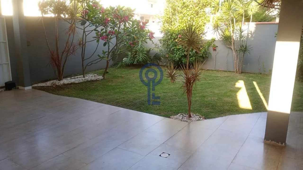 3 en-suite bedrooms in a 240 m² house with balcony — photo 8