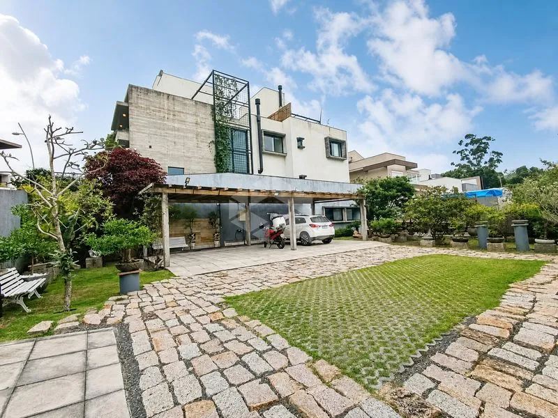 2-bedroom house with a glass-enclosed balcony — photo 11