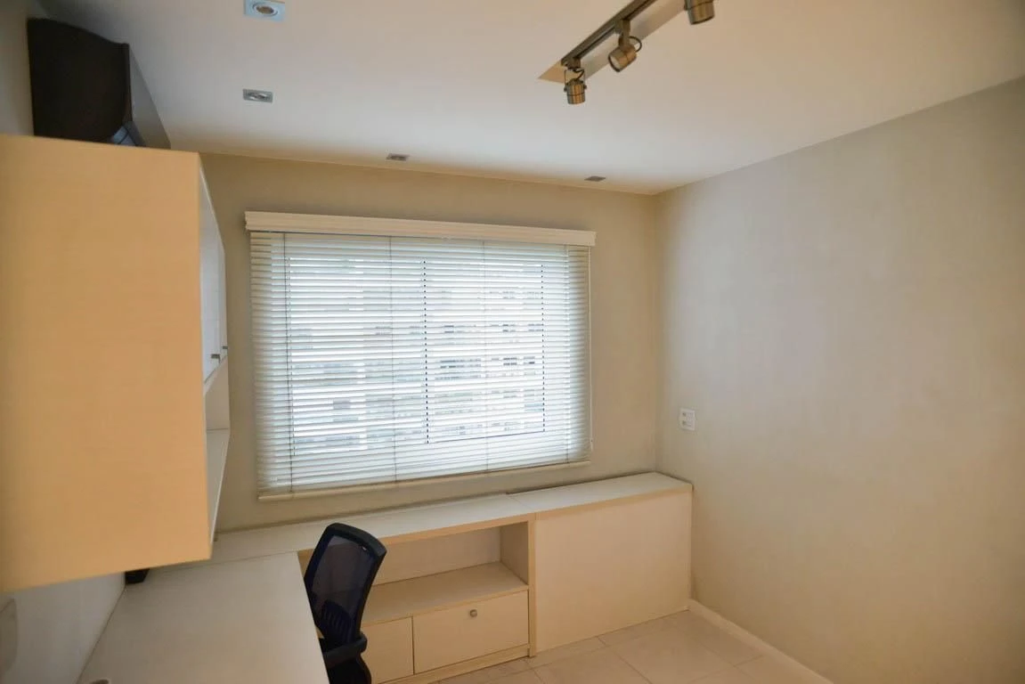 3-bedroom apartment with a glass-enclosed balcony — photo 10