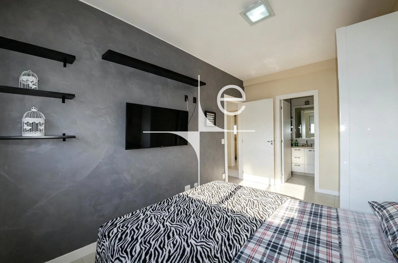 Furnished apartment, 85 m², with a glass-enclosed balcony — photo 8