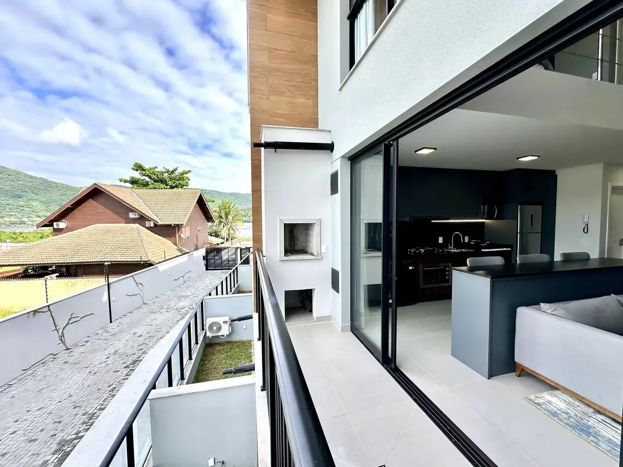 One-bedroom apartment with floor-to-ceiling windows — photo 8