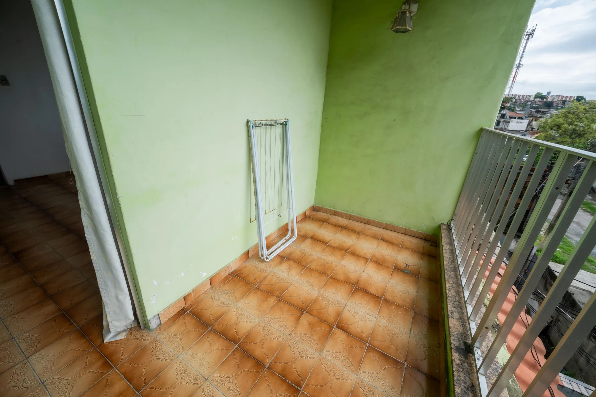 Unfurnished house with 2 bedrooms, yard and balcony — photo 11