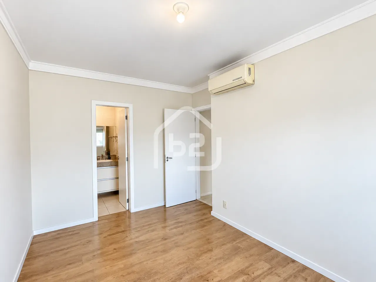 2-bedroom apartment in a building with a gym — photo 8