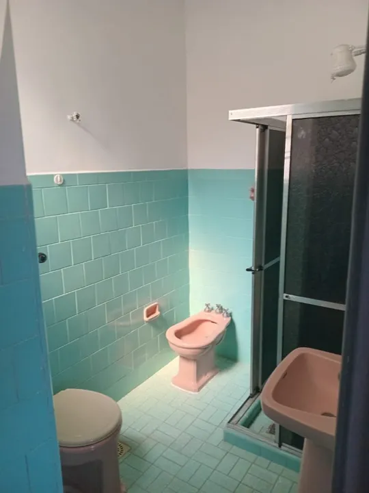 2-bedroom apartment with 1 bathroom and laundry area — photo 4