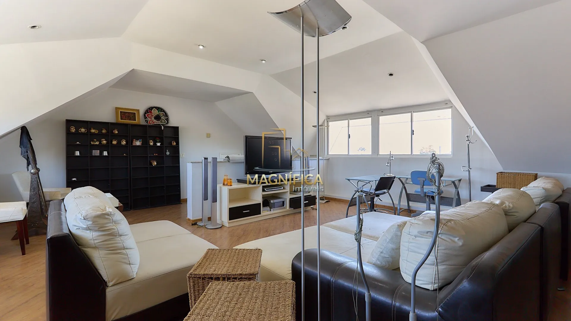 House with 4 bedrooms and 3 en-suite suites, 4 parking spaces — photo 47