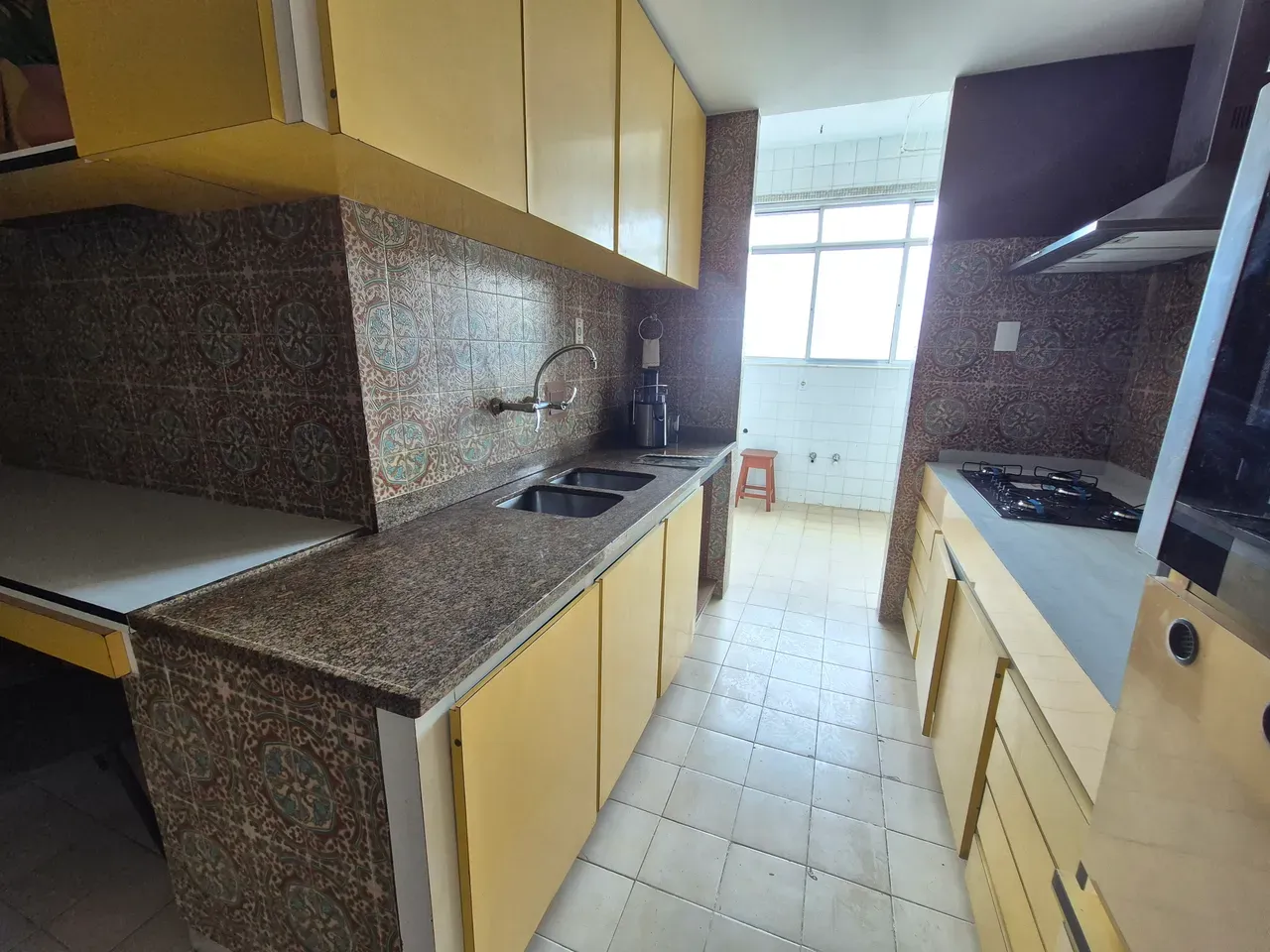 Unfurnished 4-bedroom apartment with a private garden — photo 24