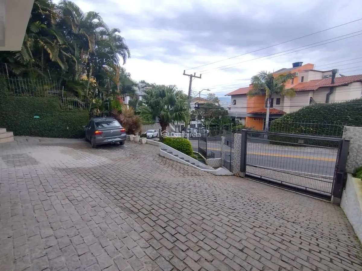 House with 4 bedrooms and 311 m² with 2 en-suites — photo 36