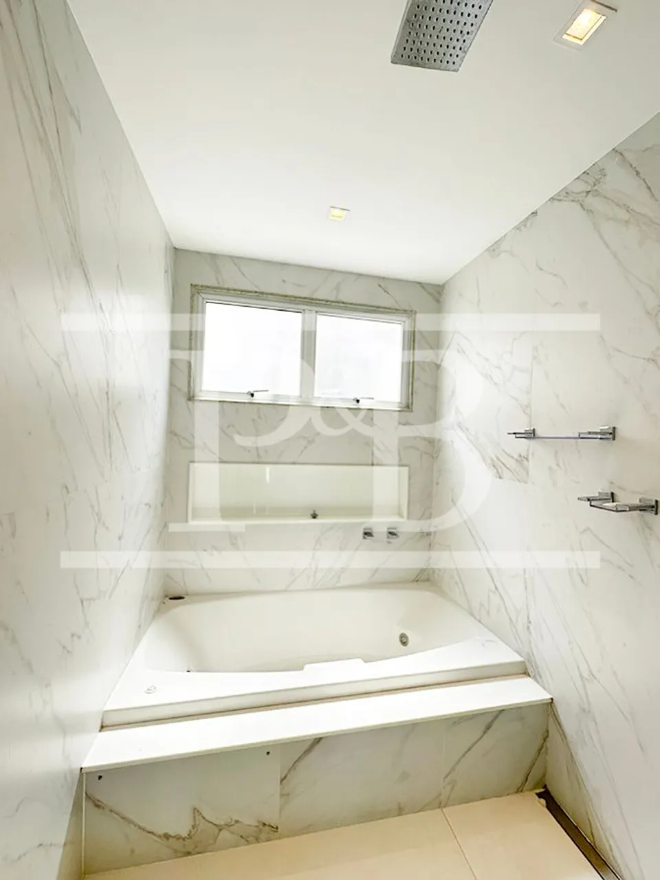 4-bedroom apartment with an enclosed glass balcony — photo 14
