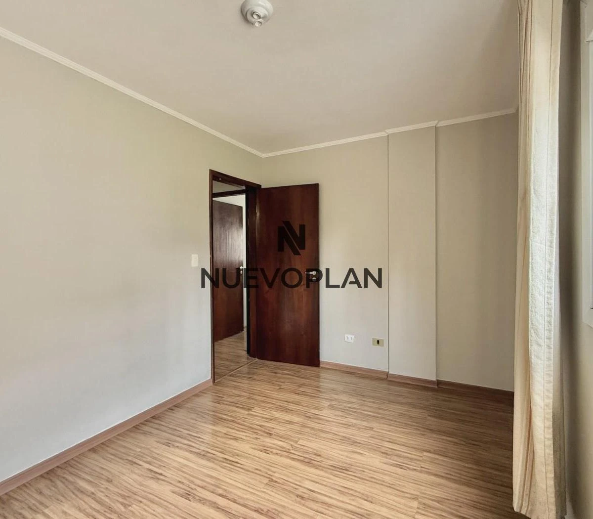 Wood or laminate floors in a 3-bedroom apartment, 78 m² — photo 22