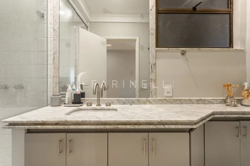 Furnished 3-bedroom apartment with water-view windows — photo 4