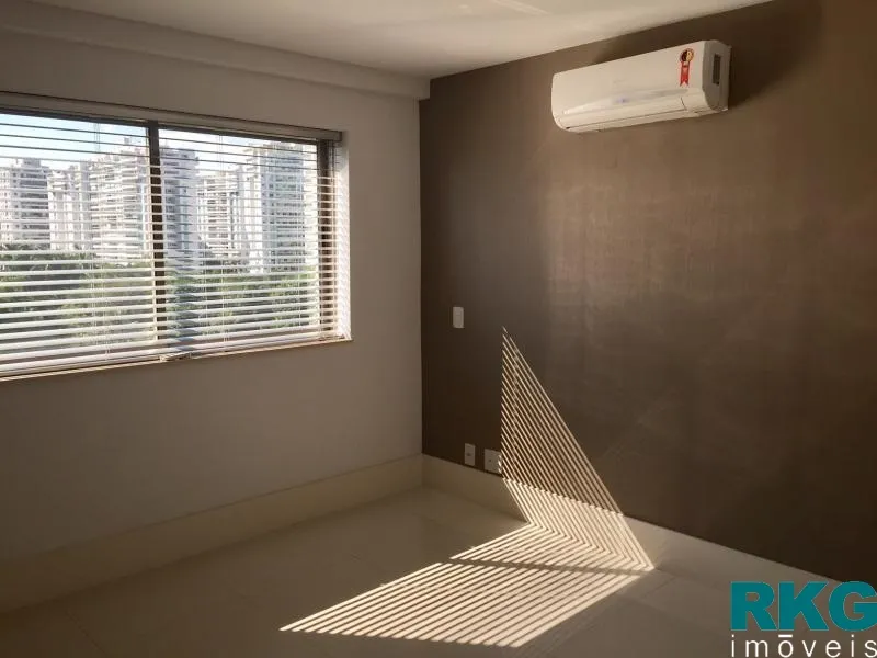Apartment with an open-plan kitchen and 4 bedrooms — photo 5