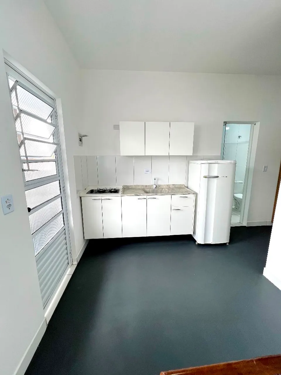 Furnished studio flat with 1 bedroom and gas kitchenette — photo 9