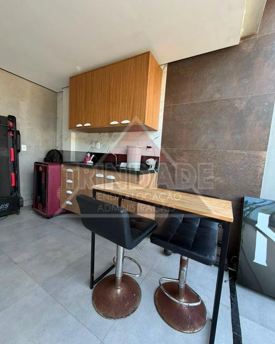 Casa com cozinha integrada a fogão a gás e coifa — photo 22