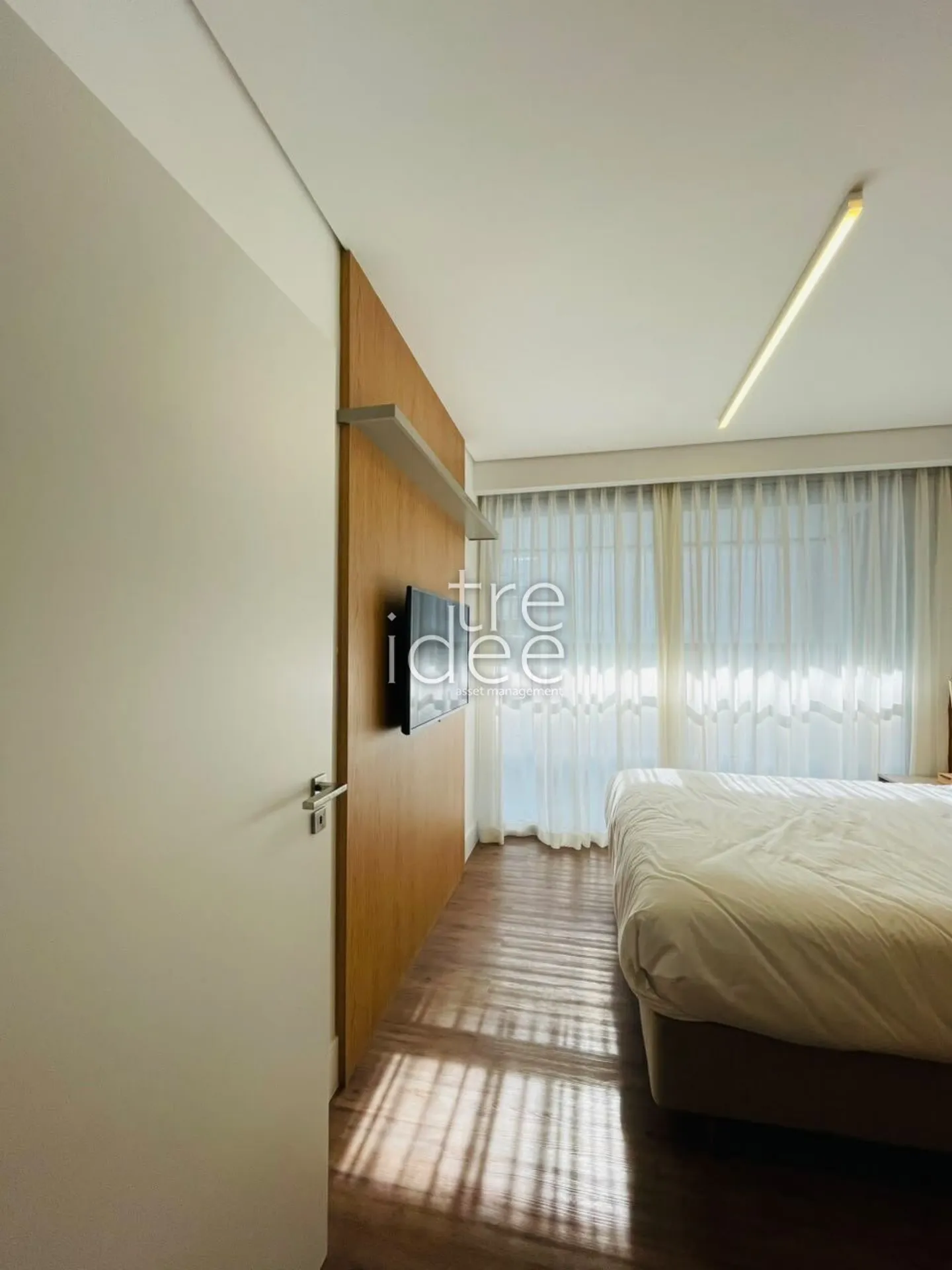 Furnished 1-bedroom apartment with an open-plan kitchen — photo 20