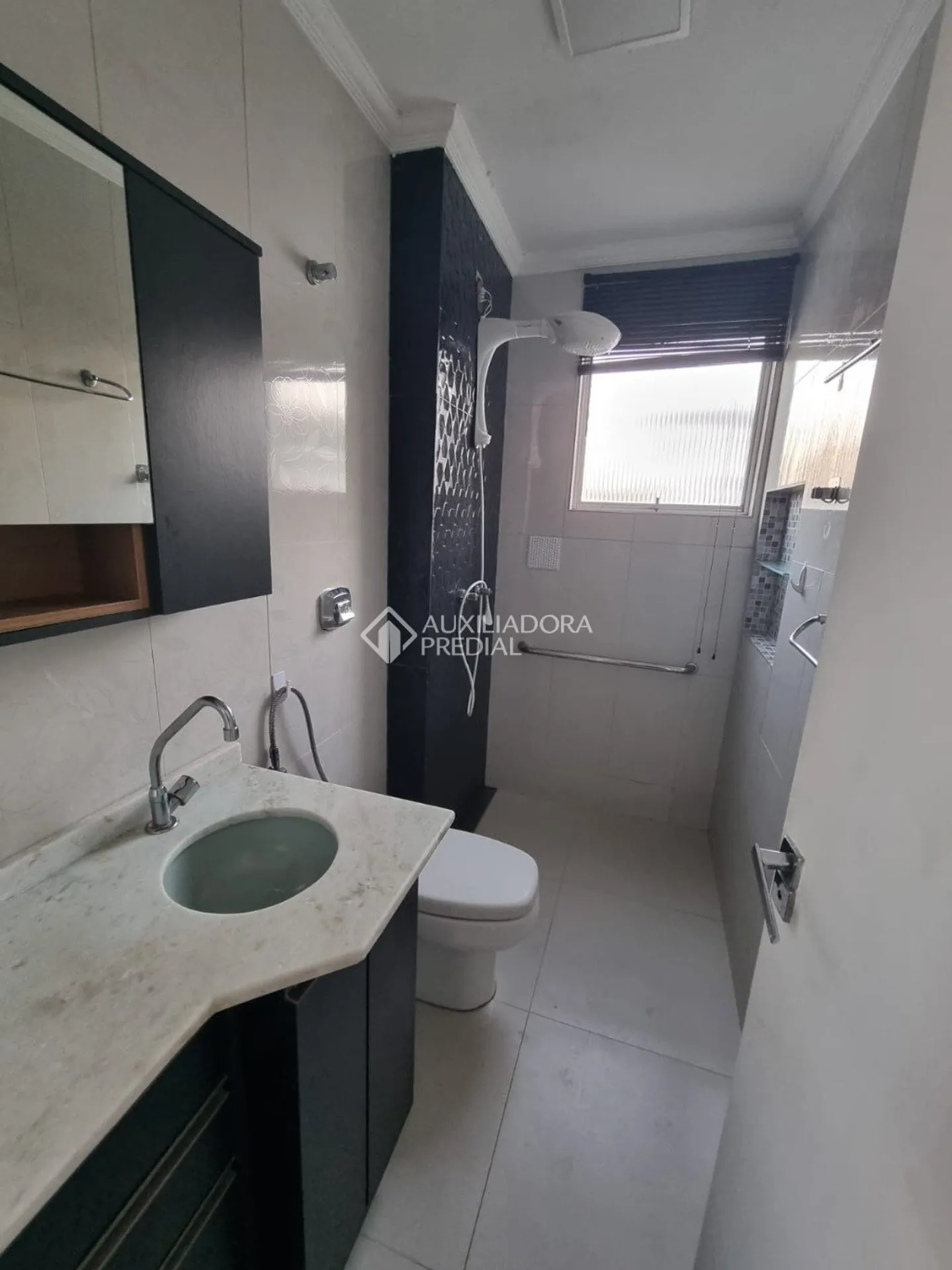 Apartamento mobiliado com varanda e churrasqueira privativa
