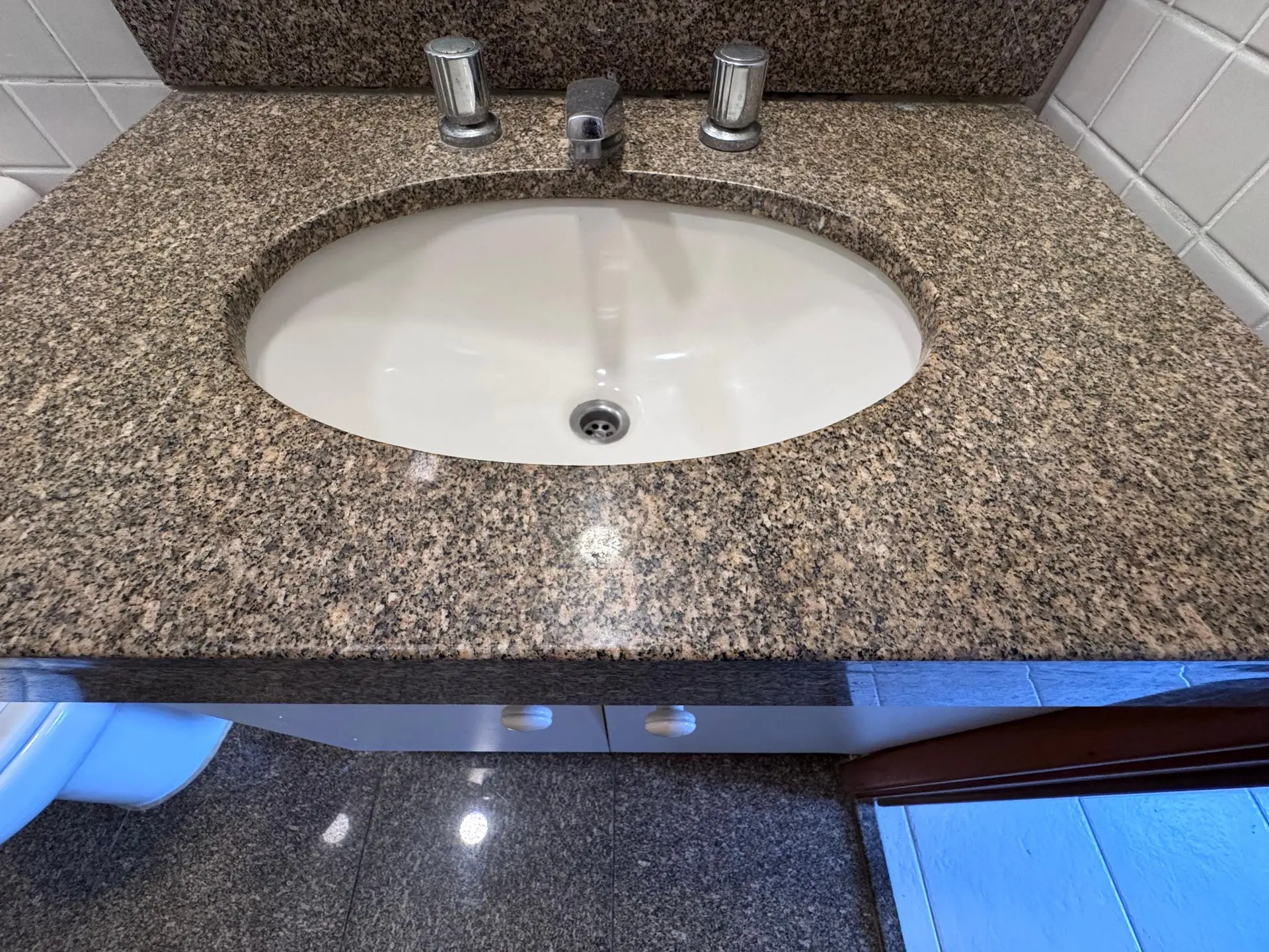 Furnished 2-bedroom apartment with 1 suite — photo 32