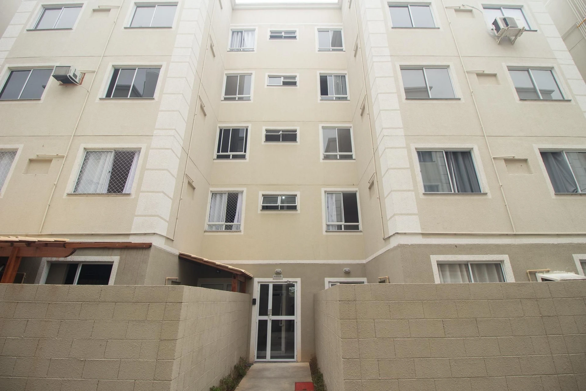 2-bedroom apartment with a laundry area — photo 5