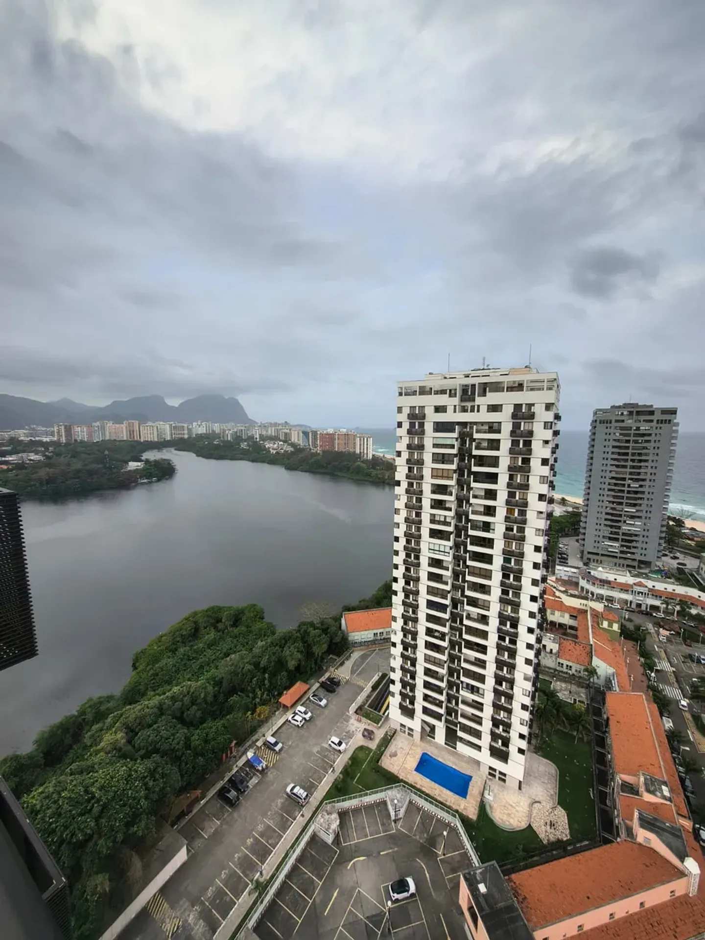 3-bedroom apartment with 3 bathrooms and glass balcony — photo 31