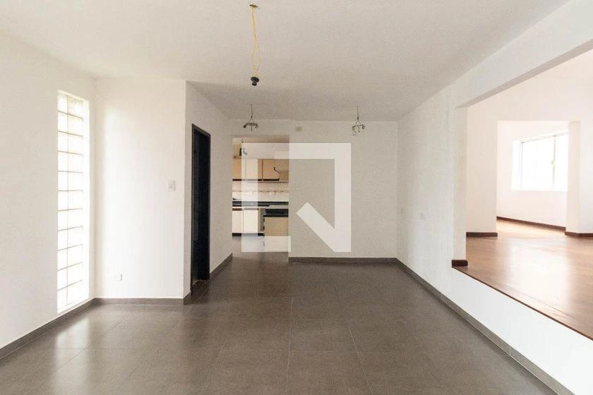 3-bedroom house with wood or laminate floors in Curitiba — photo 2