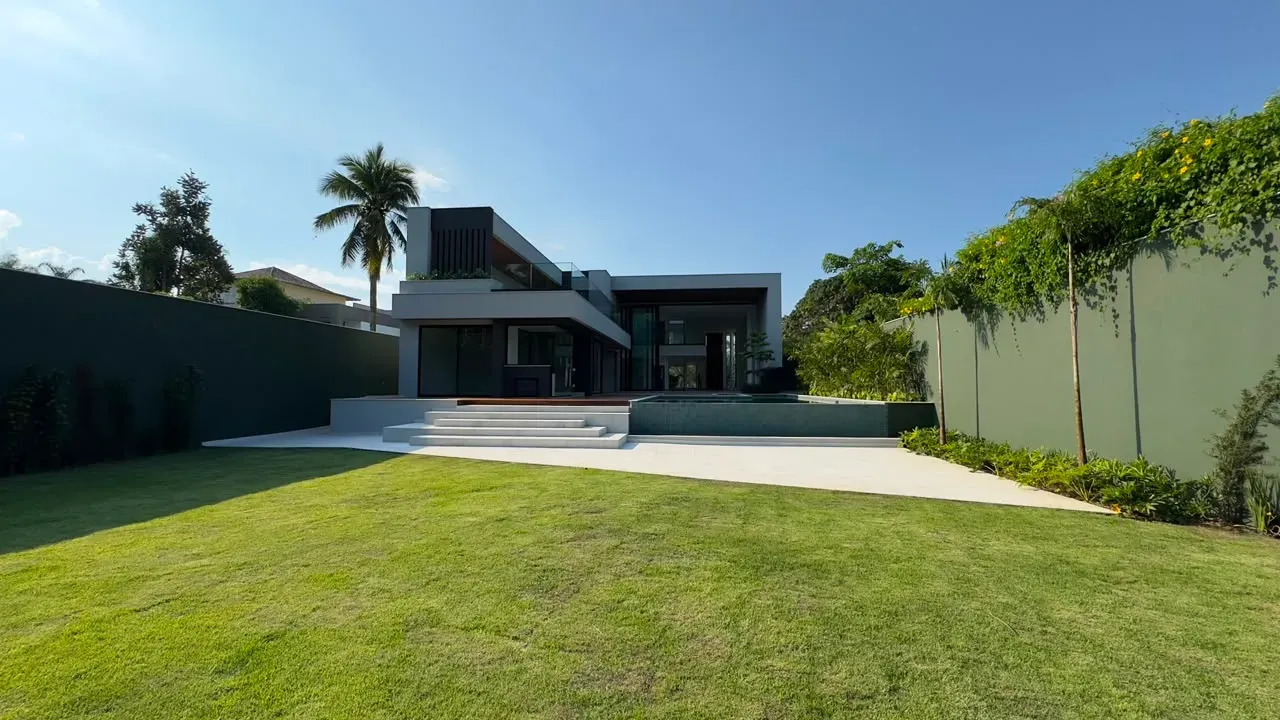 House with 5 bedrooms and floor-to-ceiling windows — photo 15