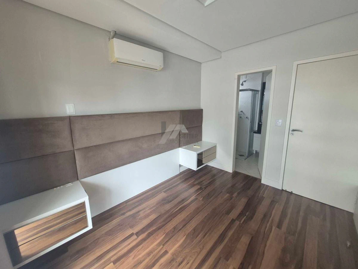 Balcony with a grill in a 3-bedroom apartment, 142 m² — photo 29