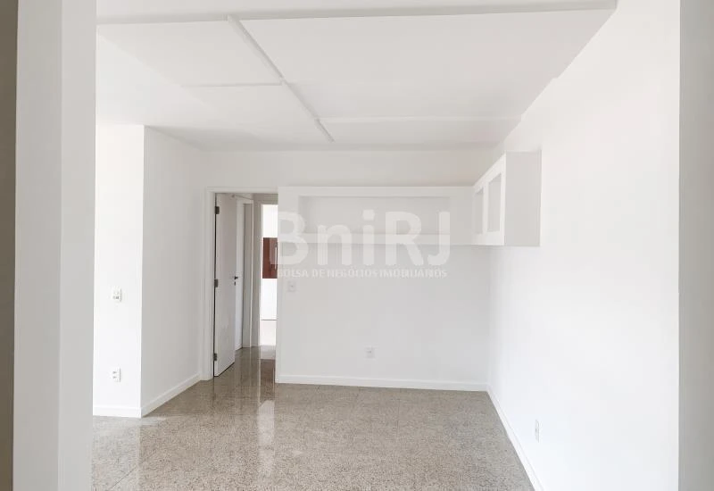 3-bedroom apartment in a building with a pool — photo 29