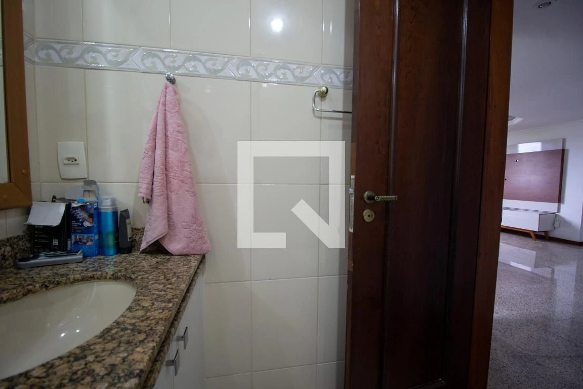 Furnished apartment with 3 en-suite bedrooms — photo 10