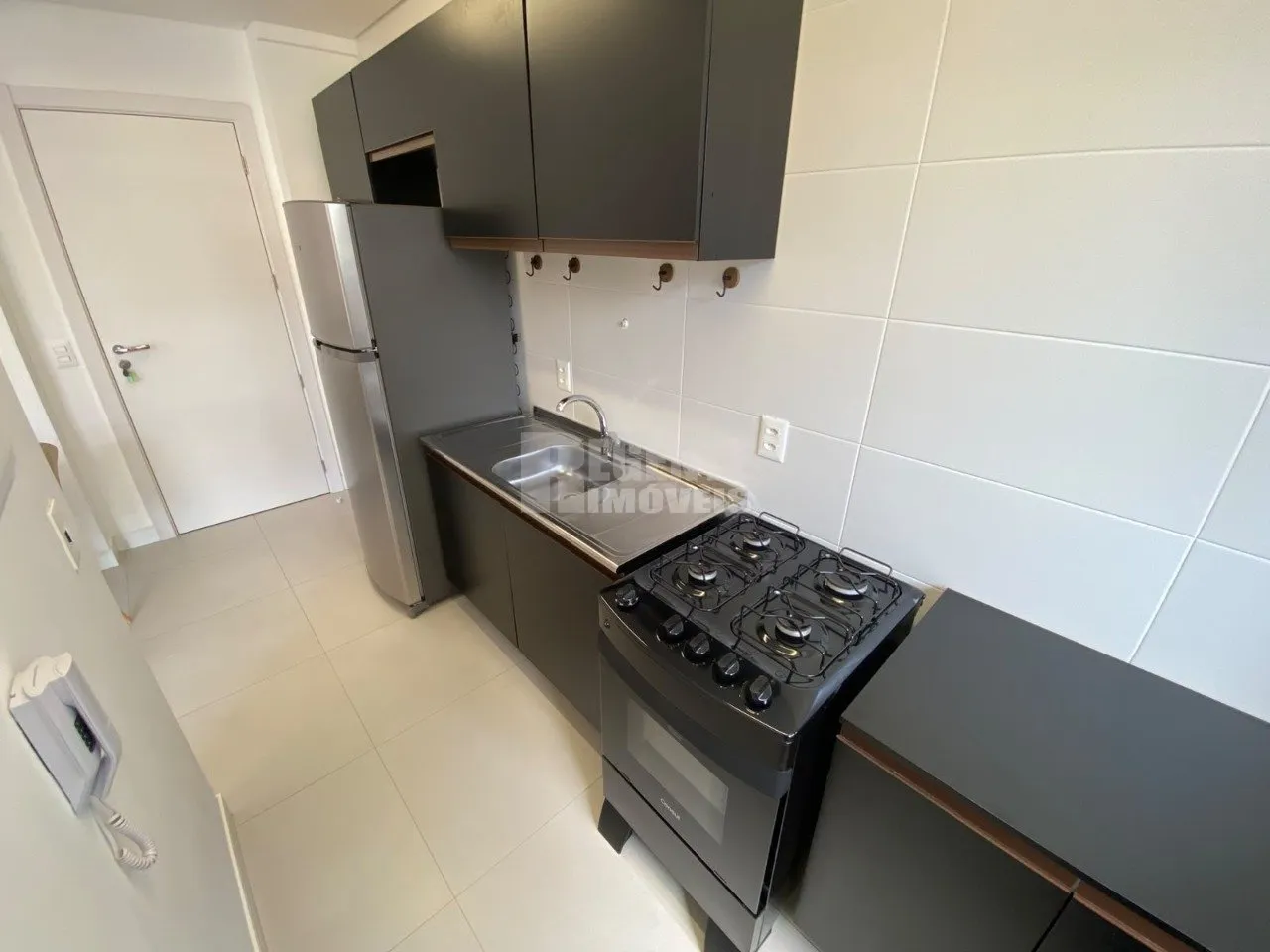 One-bedroom apartment in a building with a gym — photo 17