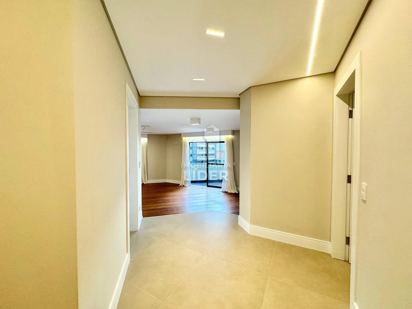 Apartment with 4 bedrooms and 3 parking spots, balcony — photo 26