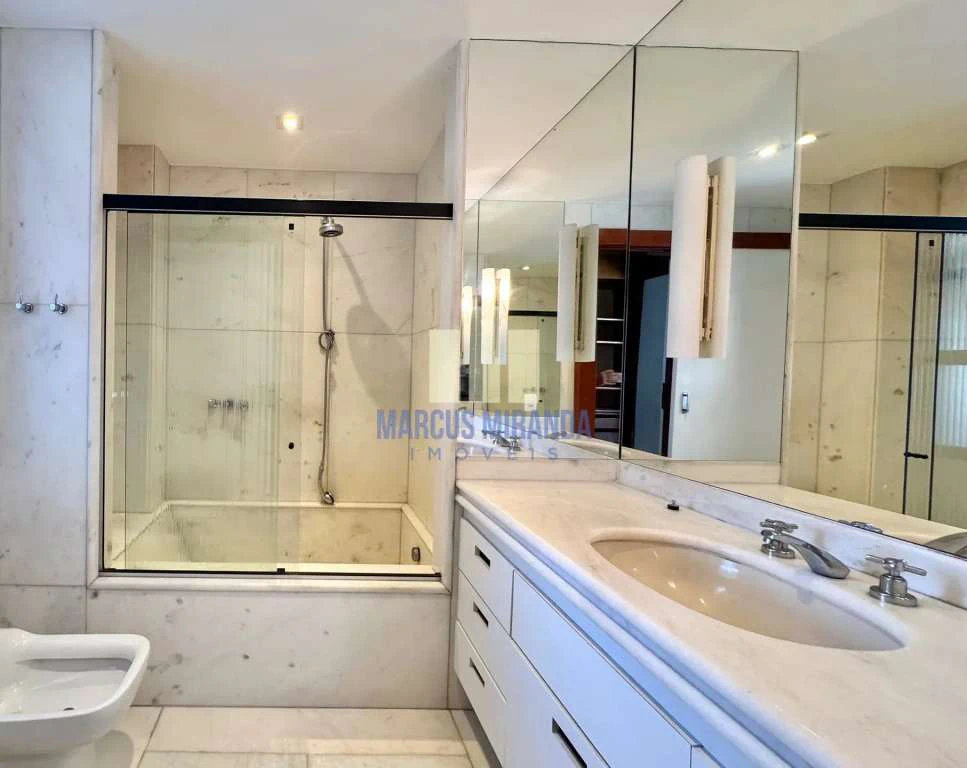 House with 5 bedrooms and 834 m², 6 parking and 9 baths — photo 27