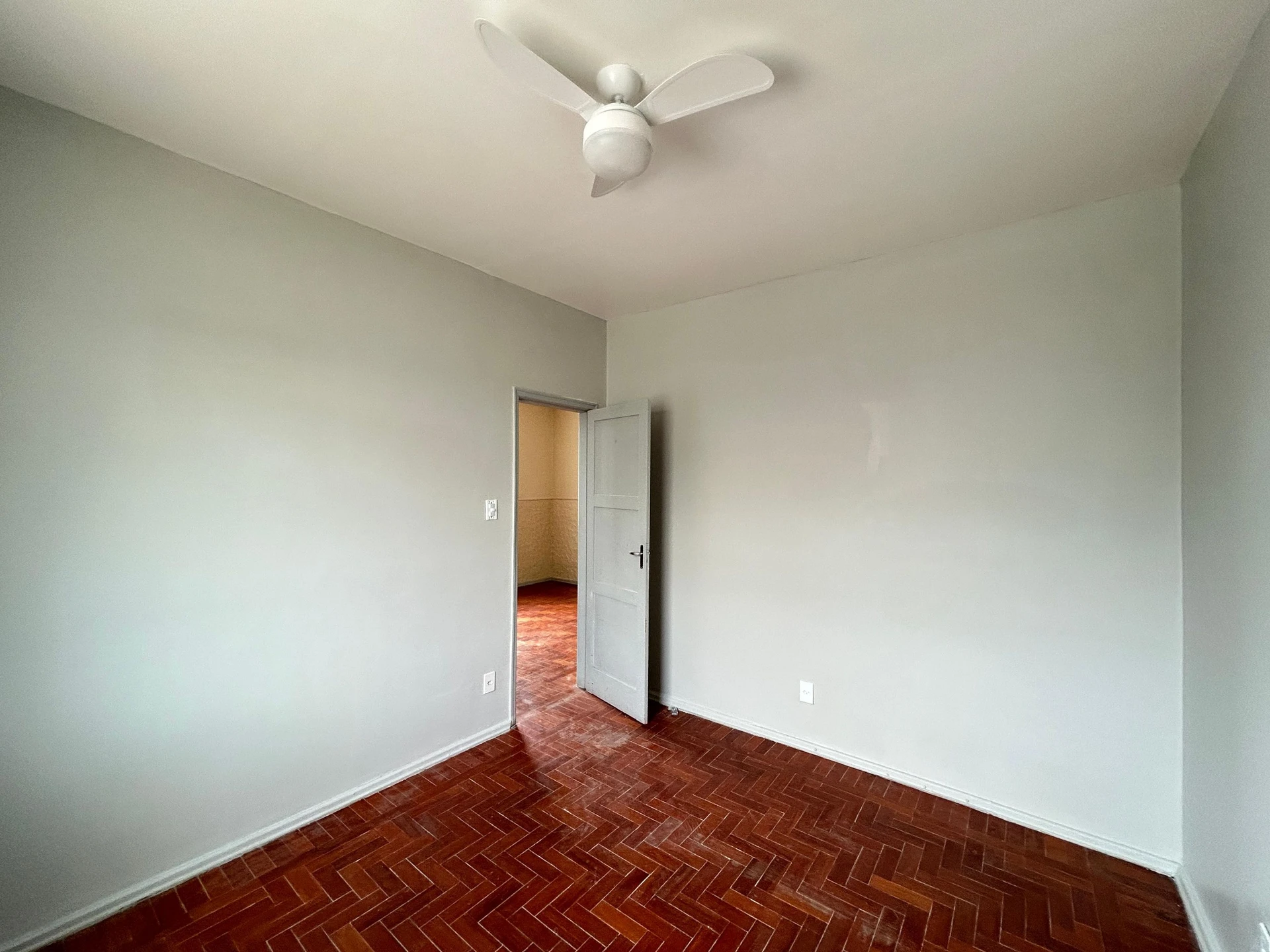 Casa de 2 quartos com piso de madeira ou laminado — photo 20