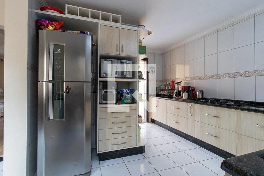 3-bedroom house with a bathtub in Curitiba — photo 31