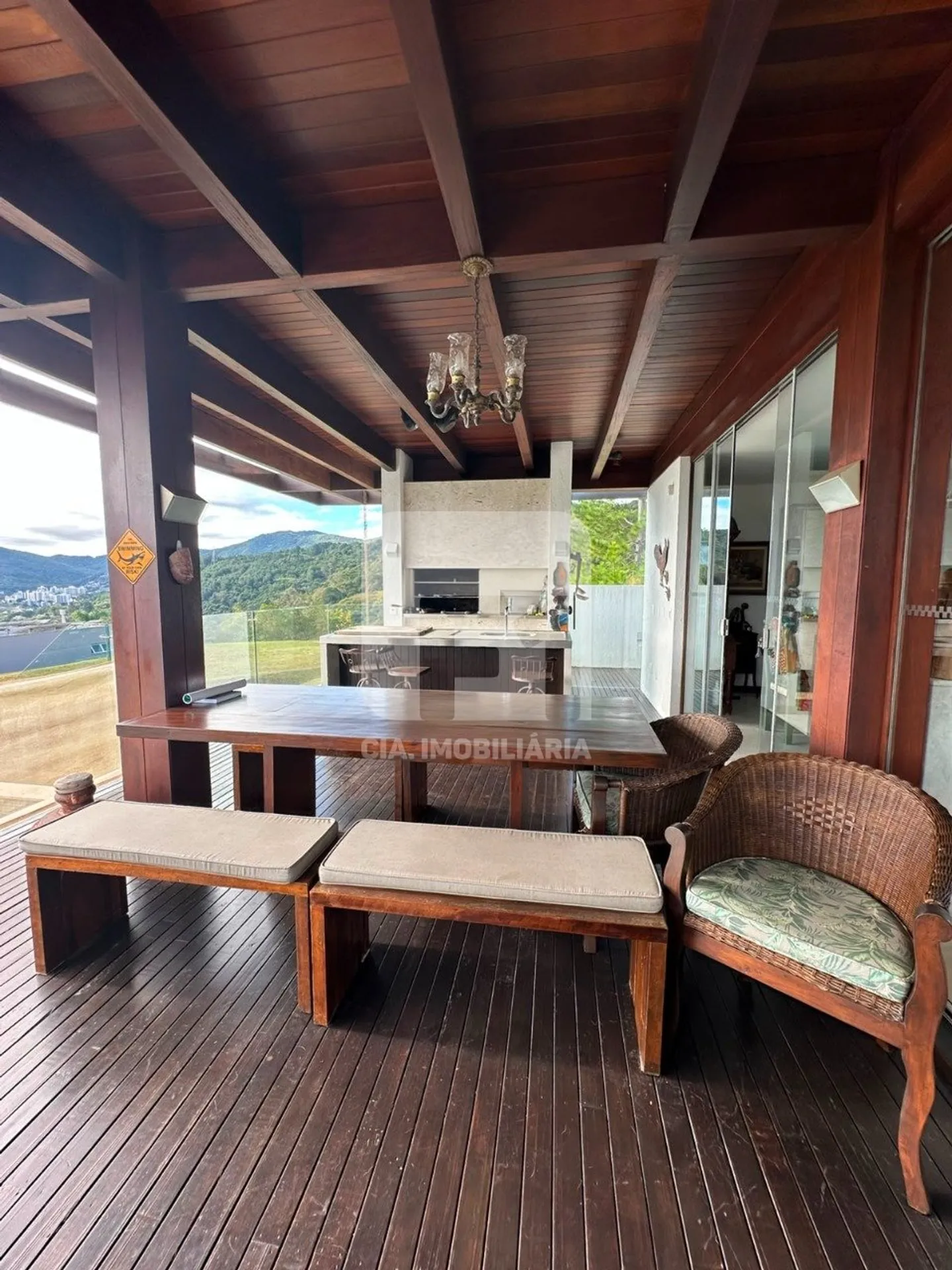 Furnished house with 6 bedrooms and 650 m² total — photo 87