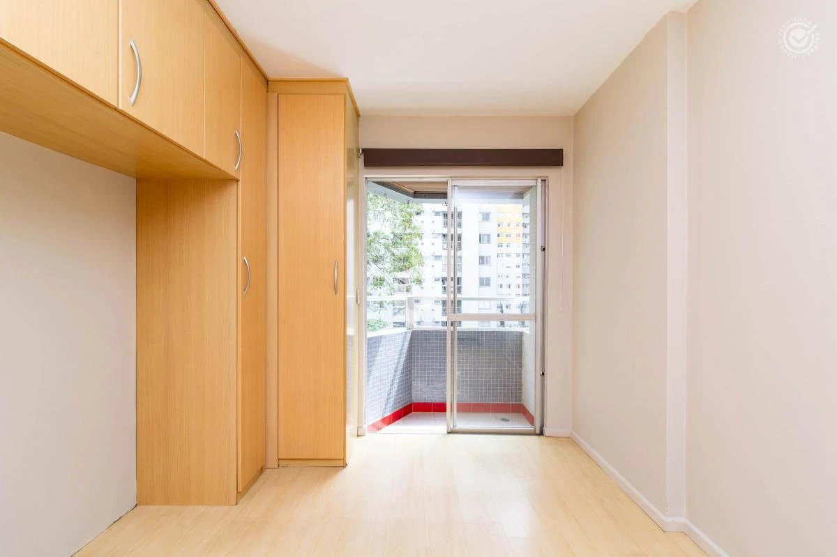 3-bedroom apartment with a glass-enclosed balcony — photo 19