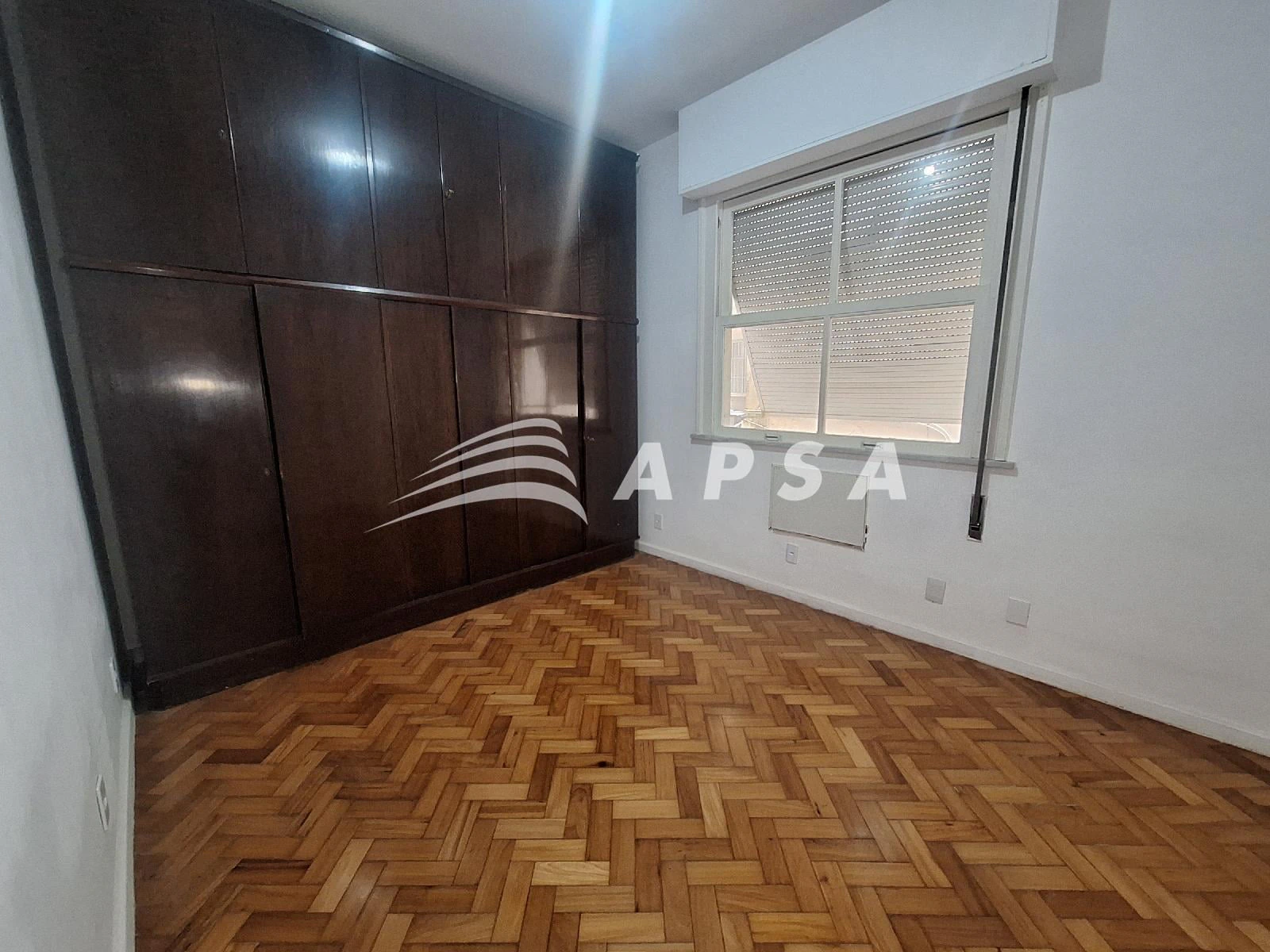 Wood or laminate floors in a 4-bedroom apartment, 120 m² — photo 15