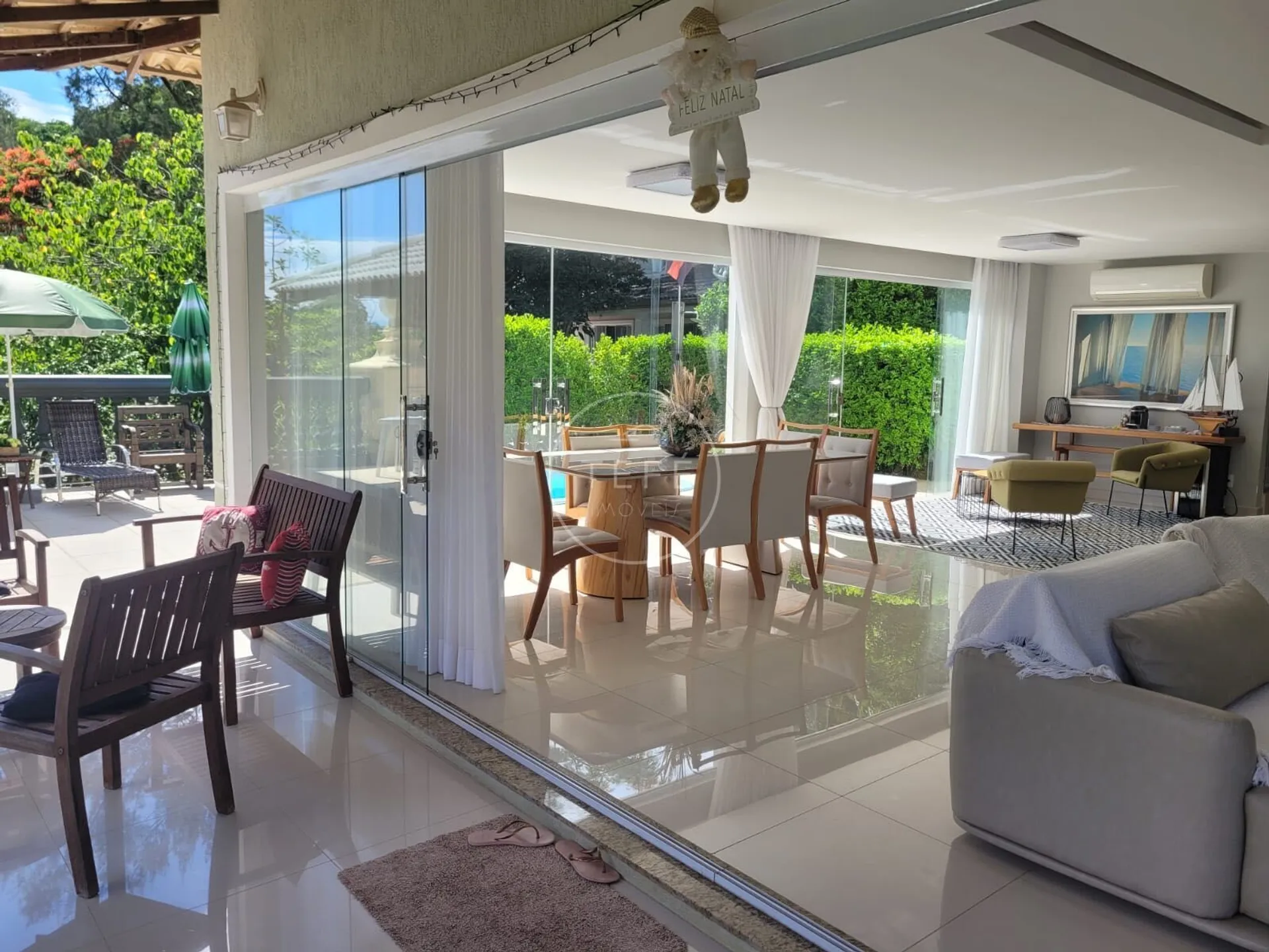 House for rent with 5 suites and 290 m² — photo 2
