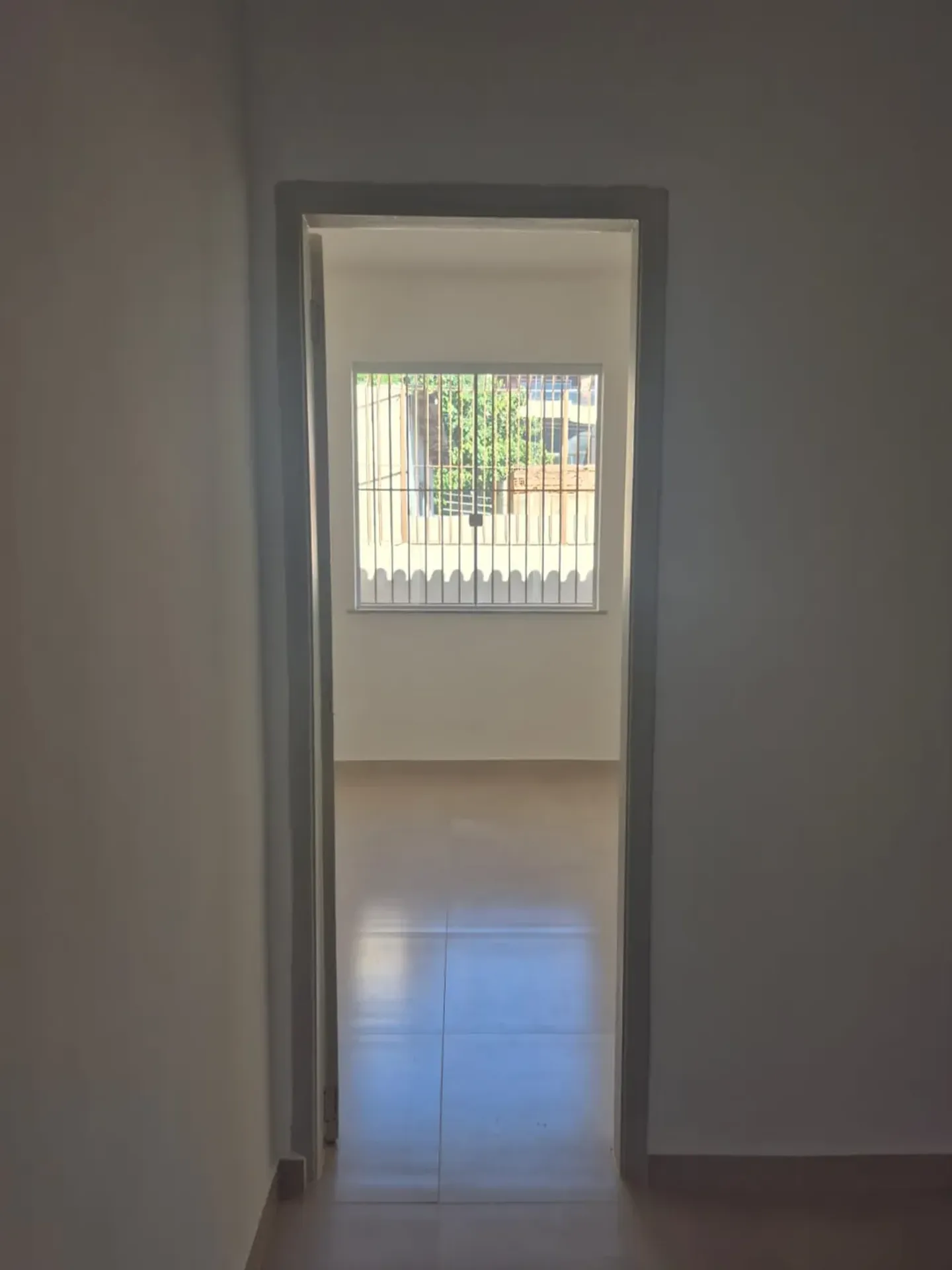 Apartamento sem mobília com cozinha planejada e tanque — photo 13